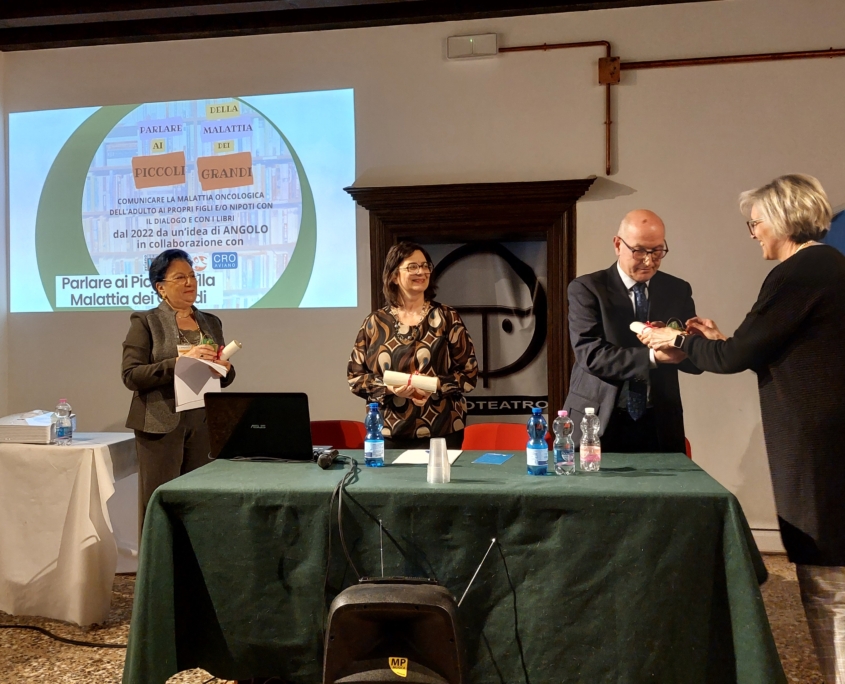 Ex-presidenti di ANGOLO OdV Marilena Boingiovanni, Cinzia Tassan-Mazzocco (sorella di Danilo Tassan_mazzocco, primo presidente) e Giuseppe Perlin, ricevono un riconoscimento da Roberta Duca, attuale vicepresidente.